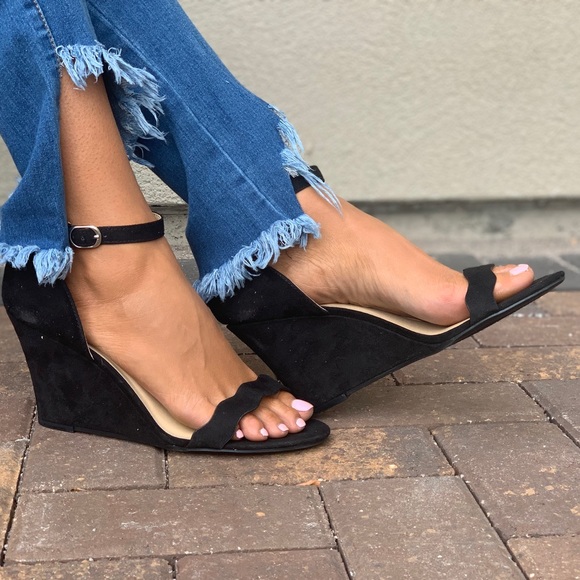 NIB Black Wavy Toe Strap Demi Wedge Sandal - Picture 4 of 7